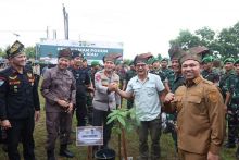 Polda Riau Bersama Gubri Ajak Rocky Gerung Aksi Tanam Pohon 10.000 Cegah Karhutlah.