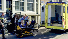Staf medis membantu salah satu dari lima orang yang terluka selama serangan penusukan di Amsterdam pada 27 Maret 2025 /AFP