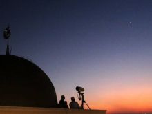 Melihat hilal. Sumber: liputan6.com