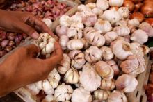 Pedagang bawang di pasar. Sumber: sindonews.com