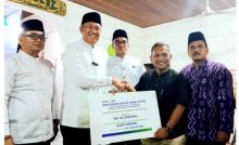 Penyerahan santunan dalam rangka Safari Ramadan 1446 Hijriah di Kabupaten Kepulauan Meranti yang turut disaksikan Wakil Bupati Kepulauan Meranti, Muzamil Baharudin.