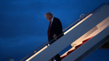 Presiden AS Donald Trump turun dari Air Force One di Pangkalan Gabungan Andrews, Maryland, pada 30 Maret 2025 /AFP