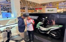 Sales CDN Riau melayani konsumen saat pameran motor di salah satu Mall di Pekanbaru 