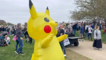 Dalam sebuah video yang dibagikan di X, seorang pengunjuk rasa terlihat mengenakan kostum Pikachu raksasa dalam demonstrasi di Washington DC /X-@FordFischer)