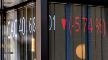 Foto ini menunjukkan informasi keuangan indeks CAC40 (bawah L), indeks Prancis yang melacak 40 saham Prancis terbesar, ditampilkan di sebuah gedung perkantoran di distrik keuangan La Defense di Paris pada 7 April 2025. Saham berjangka Eropa jatuh karena Presiden AS menolak untuk mundur pada tarif ya