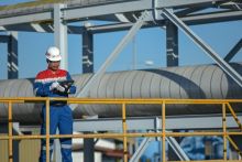 Keterangan foto: Perwira PT Pertamina Hulu Rokan (PHR) saat melaksanakan aktivitas dalam mendukung ketahanan energi dari Zona Rokan.