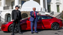 Trump sendiri membeli Tesla tetapi perang dagangnya dengan China dan Uni Eropa tidak membantu Musk /Reuters