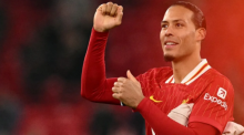 Liverpool memperpanjang kontrak Virgil van Dijk sebagai kapten klub menandatangani kontrak dua tahun baru /AFP