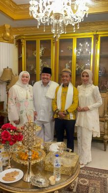 Ketua satkar ulama Idris Laena berfoto bersama dengan ketua DPP Golkar Bahlil Lahadia 