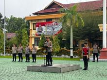 Meski Diguyur Gerimis, Kapolres Siak Pimpin Apel Pagi: Disiplin Adalah Napas Kepolisian