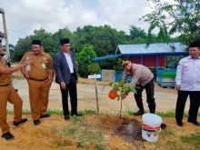 Kapolsek Kandis Turut Tanam Pohon Matoa di Hari Bumi: Wujud Sinergi Polri, Pesantren, dan Masyarakat untuk Lingkungan