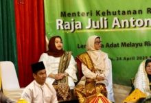 Bupati Bengkalis Hadiri Upacara Adat Tepuk Tepung Tawar Menteri Kehutanan