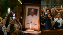 Pemakaman Paus Fransiskus, orang-orang mengklik gambar /WION