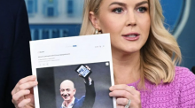 Sekretaris Pers Gedung Putih Karoline Leavitt memegang artikel berita tentang CEO Amazon Jeff Bezos yang berbunyi 'Amazon bermitra dengan sayap propaganda China' selama pengarahan harian di Ruang Pengarahan Brady Gedung Putih di Washington, DC, pada tanggal 29 April 2025 /AFP
