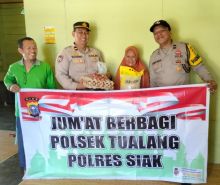 Hangatnya Jumat Berkah: Polsek Tualang Bawa Senyum untuk Lansia di Pinang Sebatang Barat