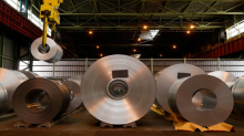Gulungan logam terlihat di pabrik baja /Reuters
