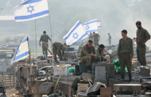 Tentara Israel berdiri di atas tank, di tengah konflik yang sedang berlangsung antara Israel dan kelompok Islam Palestina Hamas, dekat perbatasan Israel-Gaza, di Israel selatan, 1 Januari 2024 /Reuters