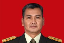 Rocky Gerung Soroti Manuver Politik di Balik Pembatalan Mutasi Letjen Kunto.