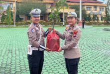 Kapolres Siak Beri Hadiah Ulang Tahun Bibit Pohon Sawo, Simbol Kepedulian dan Harapan yang Tumbuh