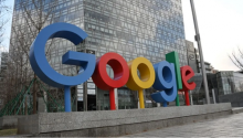 Logo Google terlihat di luar gedung yang menampung kantor Google /AFP