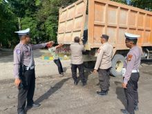 Polsek Tualang Kawal Ketat Distribusi Material Jalan Rusak, Percepat Perbaikan, Cegah Kecelakaan