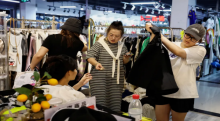 Warga Tiongkok sedang berbelanja /Reuters