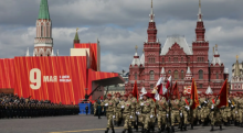 Prajurit Rusia berbaris selama parade militer Hari Kemenangan di Lapangan Merah di pusat kota Moskow pada 9 Mei 2025. Rusia merayakan ulang tahun ke-80 kemenangan Uni Soviet atas Nazi Jerman dalam Perang Dunia Kedua (PD II) /AFP