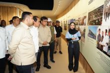 Teks foto: PT Riau Andalan Pulp and Paper (RAPP), bagian dari APRIL Group, menerima kunjungan kerja Menteri Lingkungan Hidup (LH) Republik Indonesia (RI) Hanif Faisol Nurofiq, di fasilitas operasional perusahaan yang berlokasi di Pangkalan Kerinci, Kabupaten Pelalawan, Provinsi Riau, Minggu (11/5/20