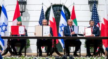 Presiden AS Donald Trump (kedua dari kanan), Perdana Menteri Israel Benjamin Netanyahu (kedua dari kiri), Menteri Luar Negeri UEA Abdullah bin Zayed Al Nahyan (kanan) dan Menteri Luar Negeri Bahrain Abdullatif bin Rashid Al Zayani (kiri) menghadiri upacara penandatanganan perjanjian 