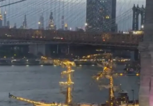 Kapal Angkatan Laut Meksiko menabrak jembatan Brooklyn /X