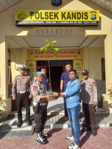 Ulang Tahun Bernuansa Hijau, Personel Polsek Kandis Dapat Kado Bibit Pohon Kelengkeng