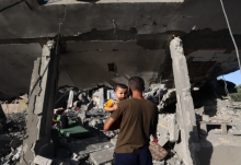 Anak satu-satunya dokter anak yang selamat juga terluka dalam serangan yang menimpa rumah Dr. Alaa al-Najjar /net