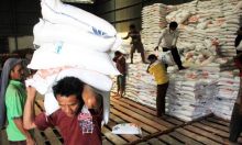 Pekerja tengah mengankat beras. Sumber: jabar ekspres