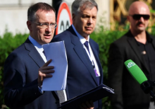 Kepala delegasi Rusia Vladimir Medinsky berbicara kepada pers setelah putaran kedua perundingan di Istanbul pada hari Senin /Reuters