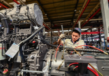 Seorang karyawan bekerja di jalur perakitan traktor di sebuah pabrik di provinsi Shandong, Tiongkok timur pada 27 Mei 2025 /AFP