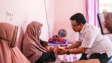 SEVP Operation PTPN IV Regional III Yudhi Cahyadi saat mengunjungi rumah keluarga karyawan yang mengalami insiden beberapa waktu lalu. Keluarga menyampaikan apresiasi atas langkah cepat dan kepedulian manejemen
