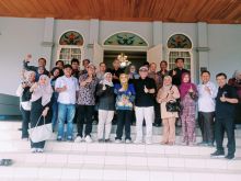 Bupati Siak Afni Z berfoto bersama Ketum PWI Pusat Zulmansyah Sekedang dan jajaran pengurus PWI Riau, PWI Siak dan pengurus SMSI Riau di kediaman Bupati Siak, Rabu (4/6/2025).