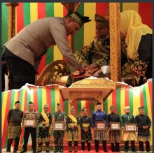 Sinergi Adat dan Pemerintahan: Kapolres Siak Hadiri Prosesi Tepuk Tepung Tawar Bupati-Wakil Bupati Terpilih