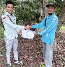 Ikram Ilham saat menyalurkan Sapi untuk 11 Kecamatan Dapatkan Satu Ekor Sapi PT BLJ Kabupaten Bengkalis