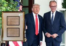 Kanselir Jerman menghadiahkan akta kelahiran kakeknya kepada Presiden Trump /Reuters