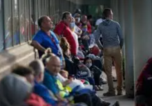 Orang-orang mengantre di luar Kentucky Career Center sebelum dibuka untuk mencari bantuan terkait klaim pengangguran mereka di Frankfort, Kentucky, AS /Reuters