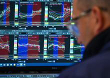 Seorang pedagang bekerja di lantai Bursa Efek New York saat bel pembukaan pada tanggal 2 Juni 2025, di New York City /AFP
