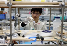 Ilmuwan Jepang mengembangkan plastik ramah lingkungan yang larut dalam air, menawarkan harapan melawan polusi global /Reuters