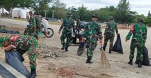 TNI AD Beramai Ramai Bersihkan Lapangan Pasir Jelang Perhelatan MTQ Tingkat Provinsi Riau