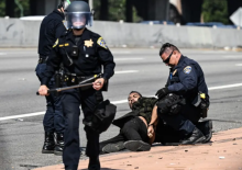 Petugas LAPD menangkap seorang pria di pinggir jalan bebas hambatan saat protes terus berlanjut sebagai tanggapan terhadap operasi imigrasi federal di Los Angeles pada 10 Juni 2025 /AFP