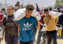 Warga Palestina yang mengungsi menerima paket bantuan kemanusiaan dari yayasan yang didukung AS di Rafah, Jalur Gaza selatan, pada 10 Juni 2025 /AFP