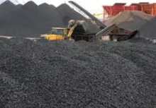 Sebuah truk pengangkut terlihat di antara tumpukan batu bara di sebuah pelabuhan di provinsi Jiangsu, Tiongkok, 25 Januari 2018 /Reuters