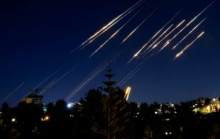 Rudal yang ditembakkan dari Iran terlihat di langit malam di atas Yerusalem pada 14 Juni 2025 /AFP