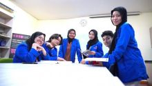 Aliyah Nova Az-Zahra Nasution (ketiga dari kanan) bersama rekan-rekannya sesama penerima Program Beasiswa Prestasi Pertamina Hulu Rokan (PHR).