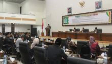 Ketua Dewan Perwakilan Rakyat Daerah (DPRD) Kabupaten Indragiri Hilir (Inhil), Iwan Taruna, memimpin langsung Rapat Paripurna ke-10 tahun 2025 yang berlangsung di Gedung Utama DPRD Inhil, Jalan HR Soebrantas, pada Senin (28/4/2025).